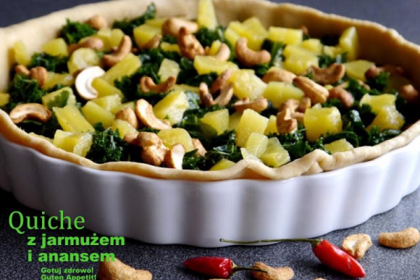 Quiche z jarmużem, anansem i orzechami nerkowca na azjatycką nutę