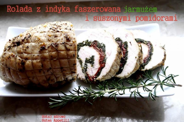Rolada z indyka z jarmużem i suszonymi pomidorami