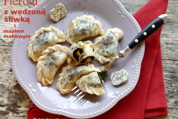 Pierogi z wędzoną śliwką i masłem makowym