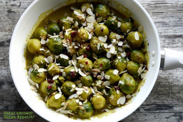 Brukselka curry z żurawiną