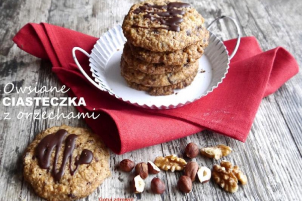 Owsiane ciasteczka z orzechami, rodzynkami i czekoladą