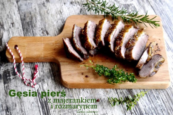 Gęsia pierś pieczona z majerankiem, rozmarynem i czosnkiem