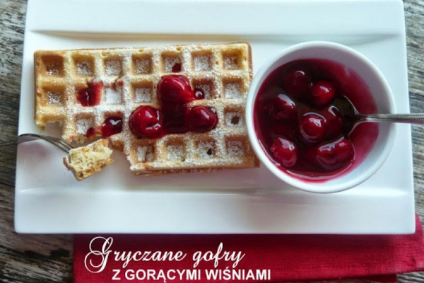 Gryczane gofry z gorącymi wiśniami - Waffeln mit roter Grütze