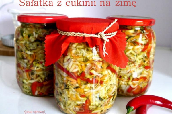 Sałatka z cukinii na zimę - pikantna