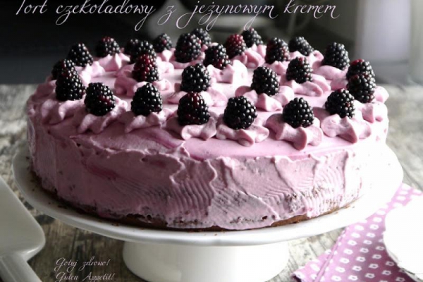 Tort czekoladowy z kremem jeżynowym