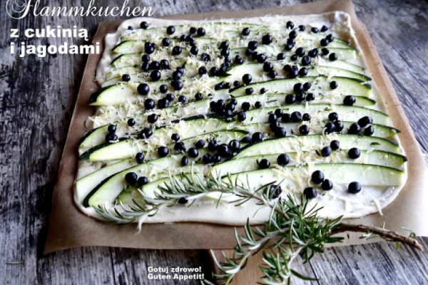 Flammkuchen z cukinią i jagodami