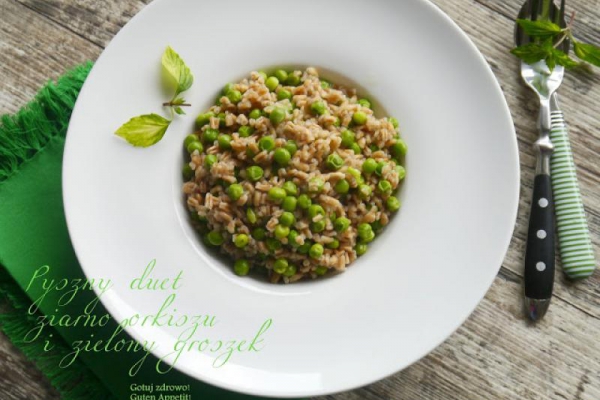 Ziarno orkiszu z zielonym groszkiem. Dinkel - Erbsen