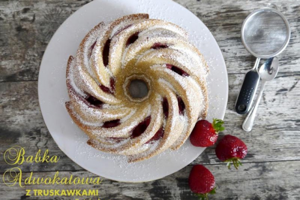 Babka adwokatowa z truskawkami