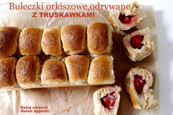 Odrywane, razowe bułeczki orkiszowe z truskawkami