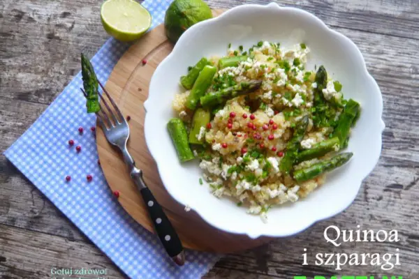 Szparagi i quinoa z patelni