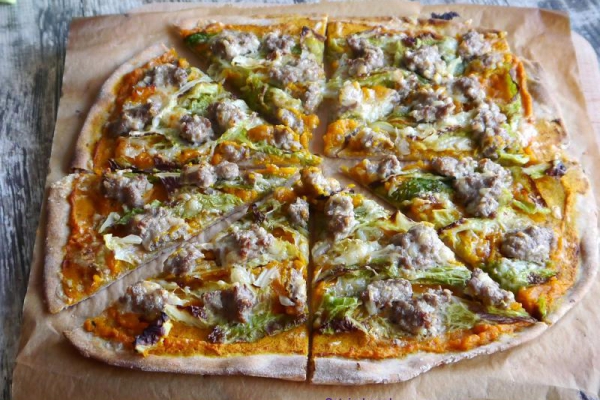 Zimowy Flammkuchen z dynią i mięsem mielonym
