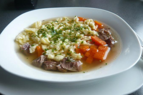 Pyszny rosół na giczy wołowej - Rindfleischsuppe. Wartości zdrowotne rosołu