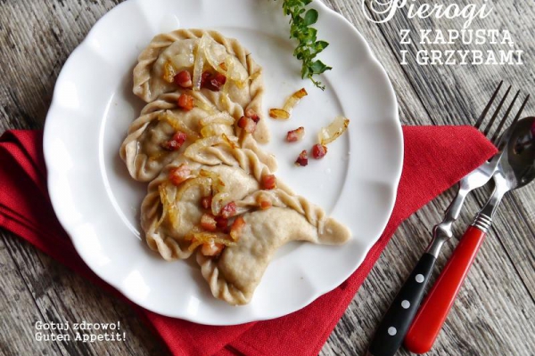 Orkiszowe pierogi z kapustą, grzybami i orzechami laskowymi