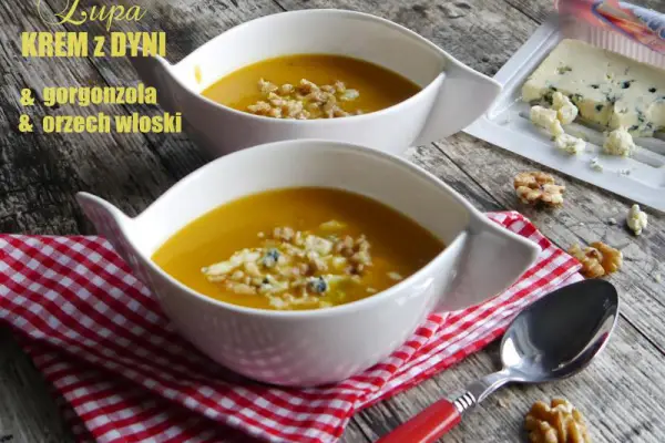 Zupa krem z dyni z gorgonzolą i orzechami włoskimi