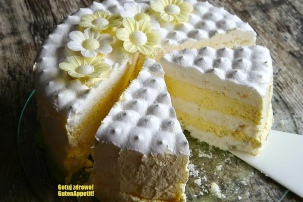 Tort bezowy z cytrynowym kremem Russel