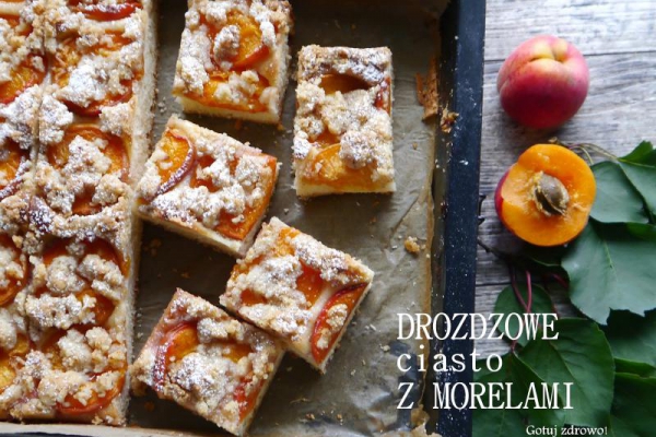 Orkiszowe ciasto drożdżowe na maślance z morelami i migdałową kruszonką
