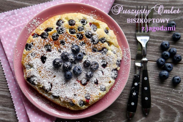 Puszysty omlet biszkoptowy z jagodami - pyszny