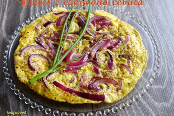 Omlet z czerwoną cebulą i octem balsamicznym