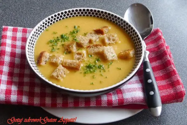 Zupa krem z czerwonej soczewicy i marchewki z grzankami