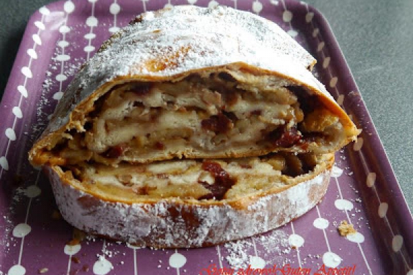 Apfel-Strudel czyli strudel z jabłkami i bakaliami