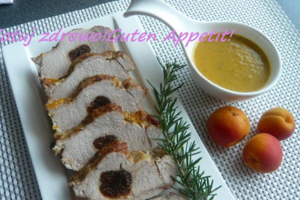Schab nadziewany morelami z sosem ze świeżych moreli i rozmarynem
