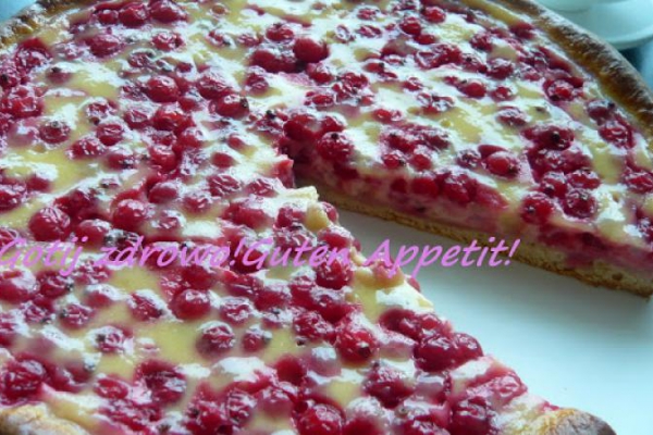 Drożdżowe ciasto z czerwoną porzeczką