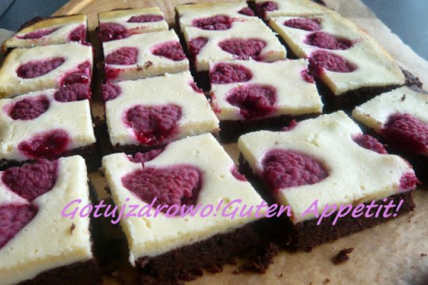 Sernikobrownies z malinami