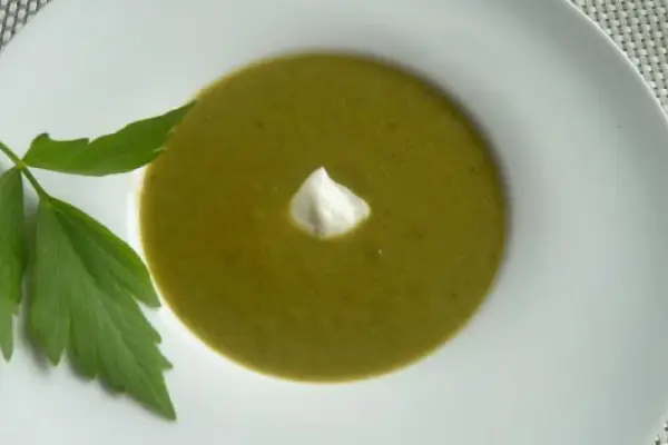 Zupa krem z kalarepy z lubczykiem - wegeteriańska. Wartości odżywcze kalarepy