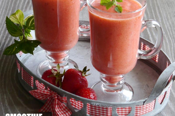Smoothie truskawkowo-ananasowe z gruszką