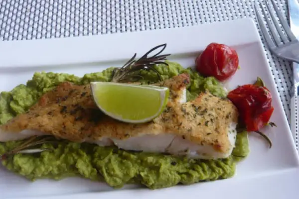 Halibut z chrzanową panierką na puree z zielonego groszku.Właściwości zdrowotne ryb i zielonego groszku