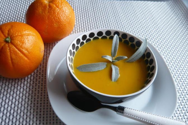 Zupa krem z marchewki, mleka kokosowego i soku z pomarańczy