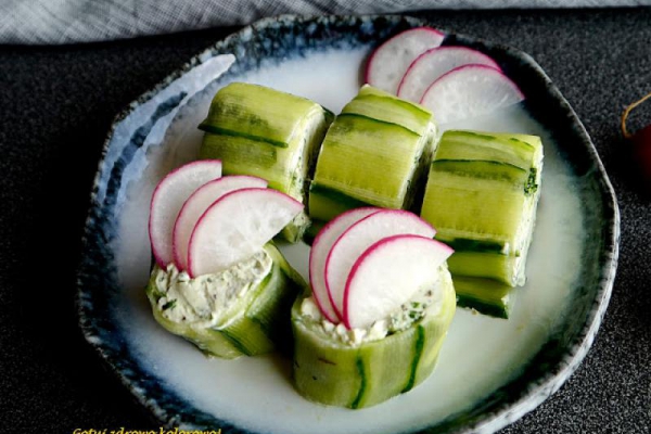 Sushi z ogórka i serka labneh z czosnkiem niedźwiedzim