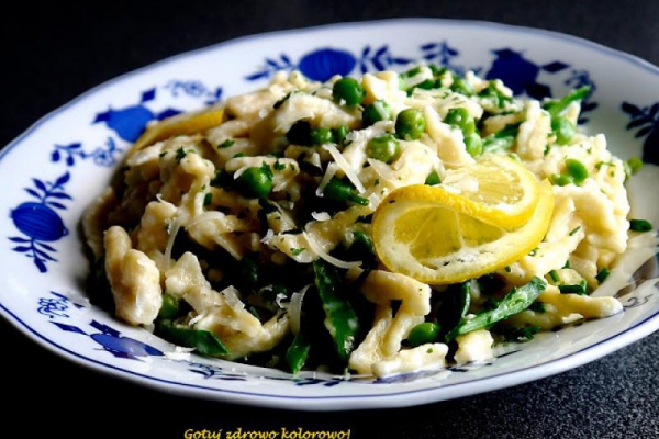 Makaron carbonara z zielonym groszkiem i groszkiem cukrowym