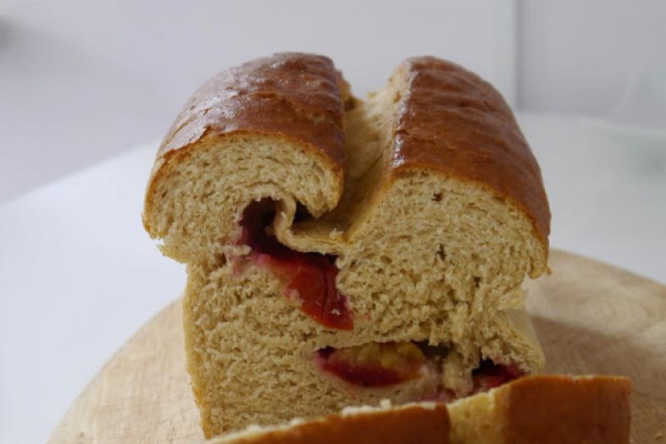 Orkiszowy chlebek drożdżowy ze śliwkami