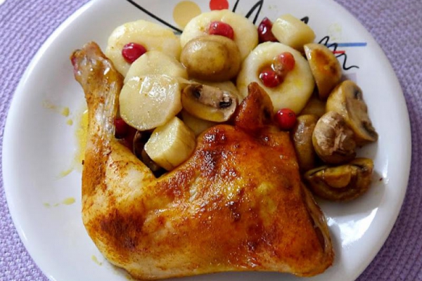Pieczone udka kurczaka z żurawiną, topinamburem i pieczarkami