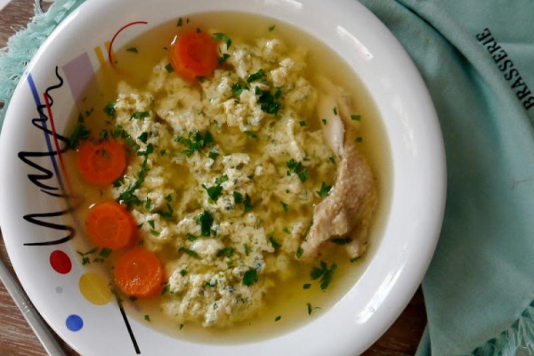Rzymski rosół straciatella z parmezanowymi kluseczkami