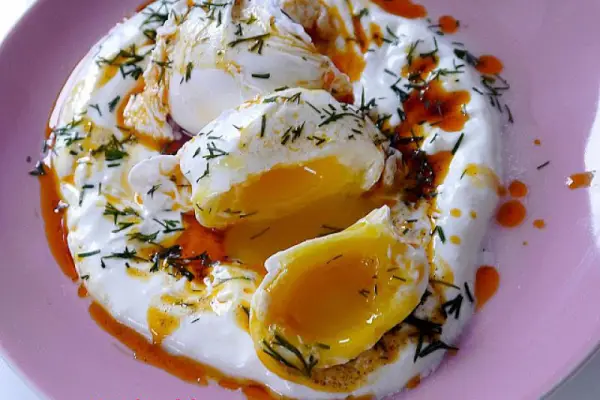 Jajka po turecku - Cilbir
