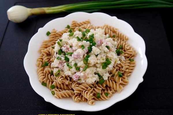 Fusilli z sosem kalafiorowym