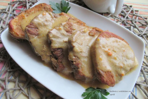 Pieczeń z szynki wieprzowej w gęstym sosie. Soczysta i aromatyczna.