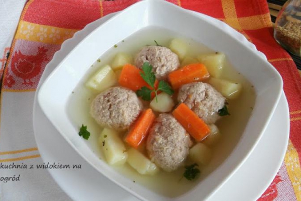Lekkostrawna zupa z klopsikami drobiowymi.