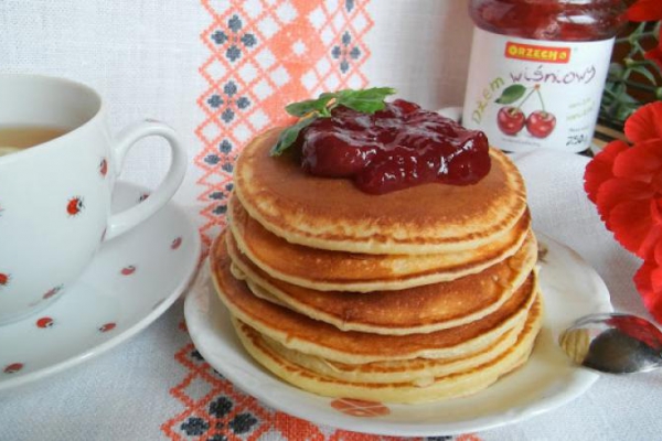 Pancakes jogurtowe z dżemem wiśniowym. Błyskawiczne placuszki jogurtowe.