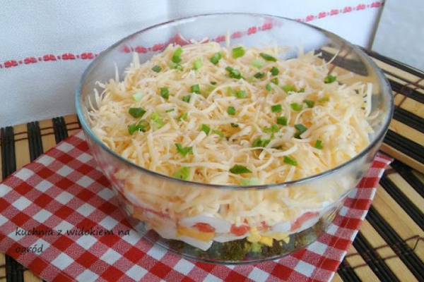 Sałatka brokułowa warstwowa. Szybka imprezowa, grillowa i świąteczna :)