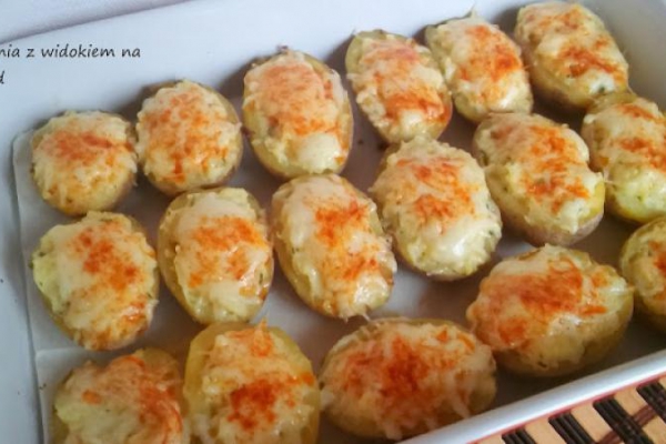 Ziemniaki faszerowane, mocno serowe, zapiekane w piekarniku.