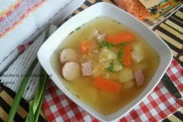 Zupa z czerwonej soczewicy na wędzonce z ziemniakami. Sycąca, zimowa zupa.