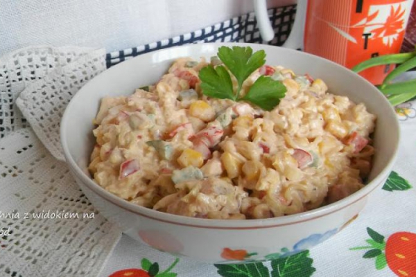 Sałatka osiemnastka. Sałatka z grillowanym kurczakiem i kukurydzą.