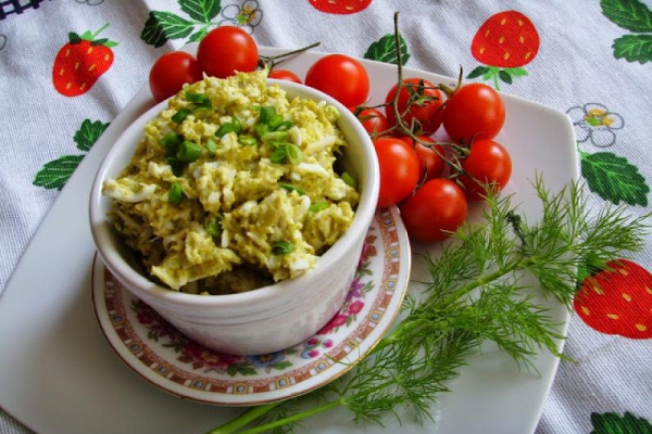 Pasta z brokuła z jajkiem i zieloną cebulką. Pasta brokułowa do pieczywa.