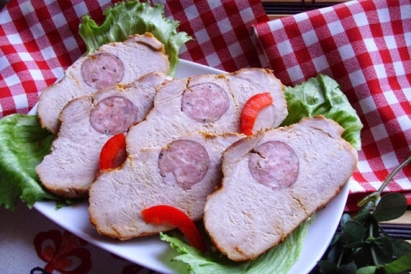 Schab po sztygarsku. Schab nadziewany kiełbasą. Danie obiadowe i domowa wędlina w jednym.