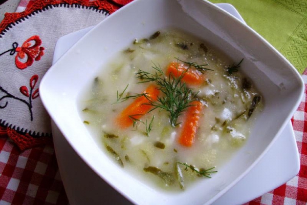 Zupa ogórkowa .Klasyczna z kiszonych ogórków zabielana śmietaną.