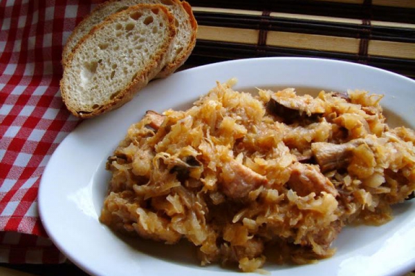 Bigos tradycyjny-polski z kapusty kiszonej i białej.