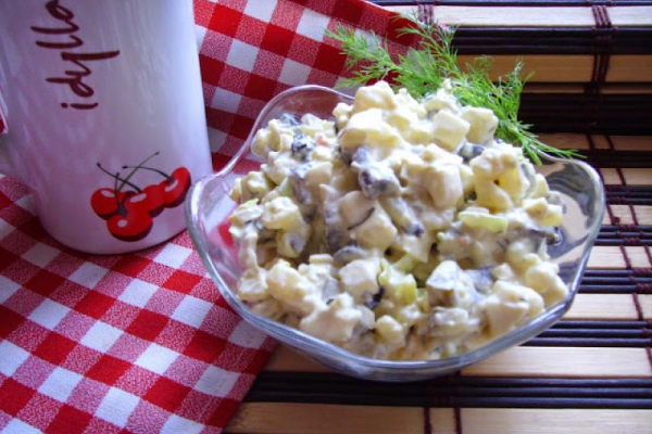 Sałatka pieczarkowo-ziemniaczana z ogórkiem kiszonym i porem + koperek ..pycha :)